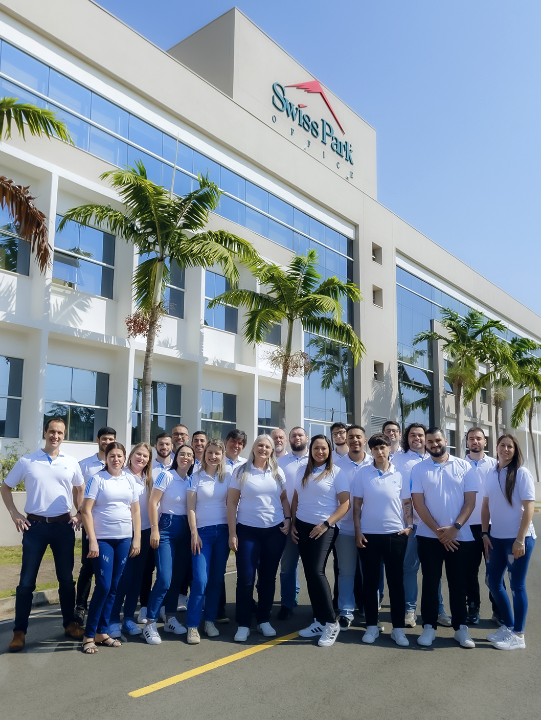 Foto da equipe de colaboradores da Datasafer na sede da empresa